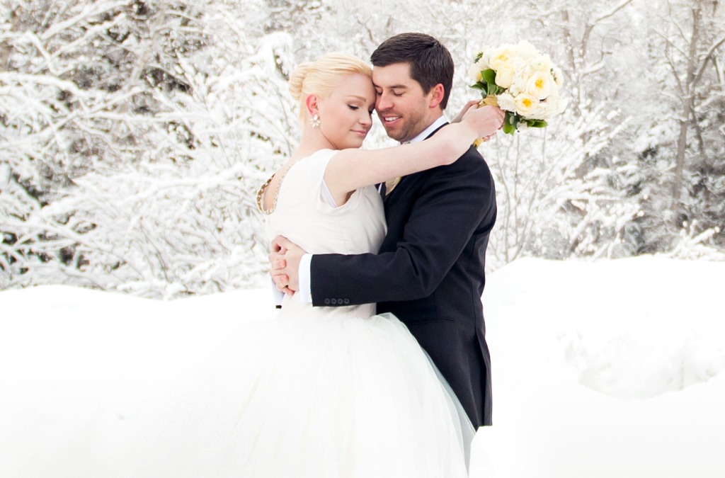 bride and groom in the snow in winter