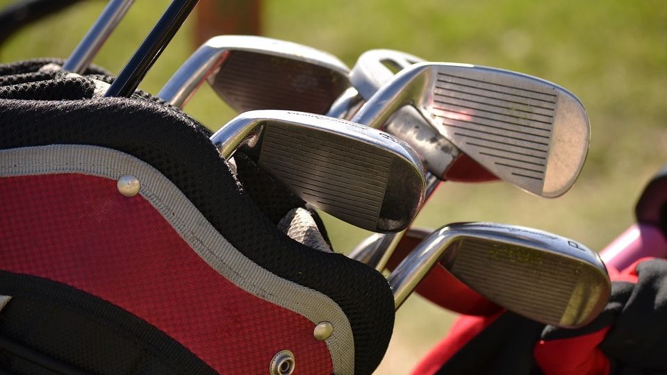 Close up on a bag of golf clubs.