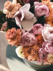 different shades of orange, pink and cream wedding flowers