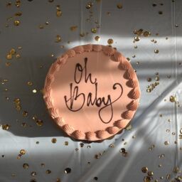 A cake that says “Oh Baby”.
